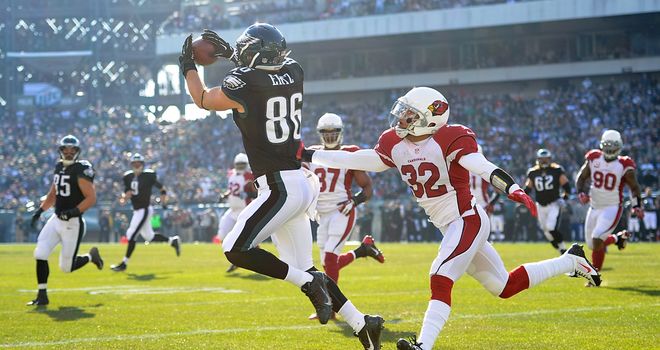 Zach Ertz hauls in the first of his two touchdowns for the Eagles