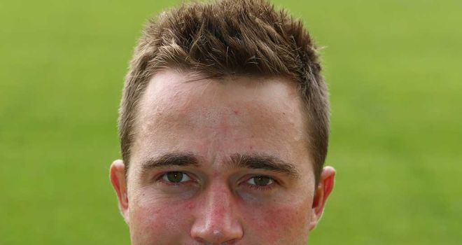 Alex Grove: Worcester centre extends stay at Sixways