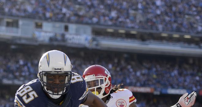 Antonio Gates of the San Diego Chargers scores a touchdown against the Kansas City Chiefs in week 17 of the NFL regular season