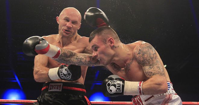 Martin Murray (R) could never get going against Sergey Khomitsky (Pic Lawrence Lustig)