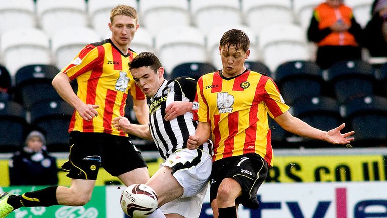 John McGinn (centre) sandwiched by Thistle's Chris Erskine and James Craigen