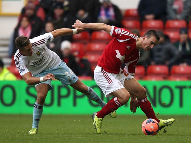 Jack Hobbs holds off George Moncur