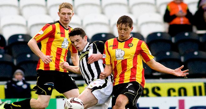 John McGinn (centre) sandwiched by Thistle's Chris Erskine and James Craigen