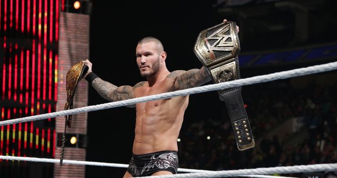 Cartelera WWE RAW desde Philips Arena, Atlanta,Georgia - Página 2 Randy-Orton-holds-his-titles-aloft_3064180