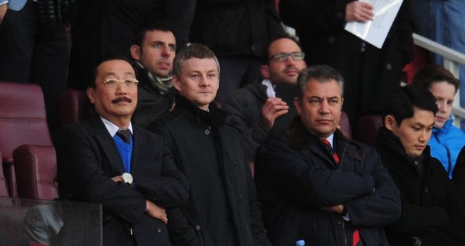 Ole Gunnar Solskjaer (c) and Cardiff owner Vincent Tan (l) look on from the stands at Emirates Stadium