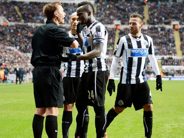 Cheick Tiote argues with Mike Jones on Sunday