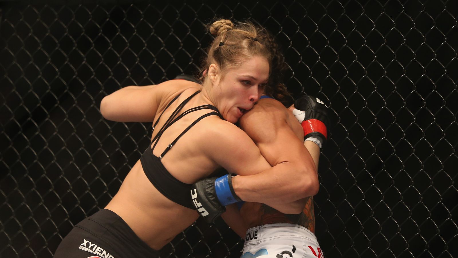Ufc Ronda Rousey Knocks Out Unbeaten Sara Mcmann In Just Over A