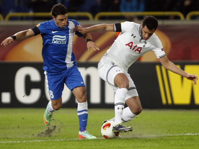 Dnipro's Victor Giuliano and Tottenham's Etienne Capoue