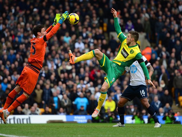 Hugo Lloris gets to the ball ahead of Ricky van Wolfswinkel