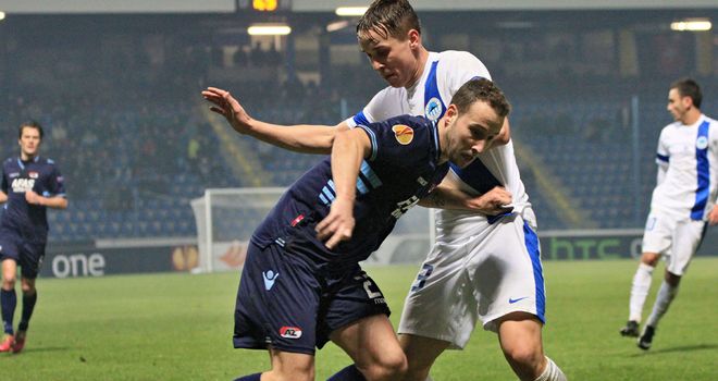 Josef Sural (r): Tussles with AZ Alkmaar forward Roy Beerens