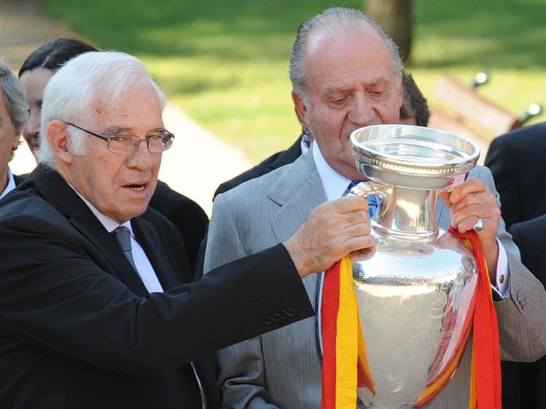 Luis Aragones (l) shows King Juan Carlos the Euro 2008 trophy six years ago