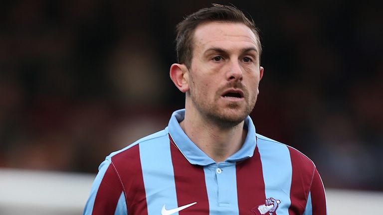 Paul Hayes: Signs Wycombe deal