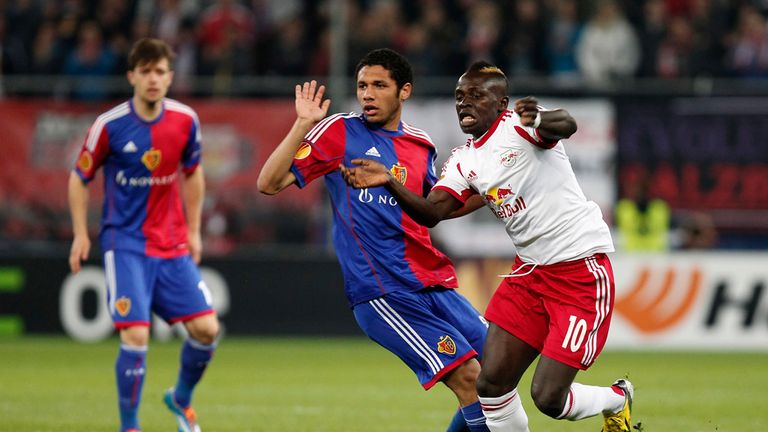 Mohamed Elneny challenges Sadio Mane in the game between Salzburg and Basel.