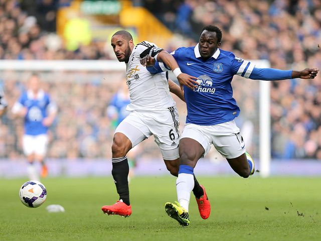 Ashley Williams and Romelu Lukaku run for the ball