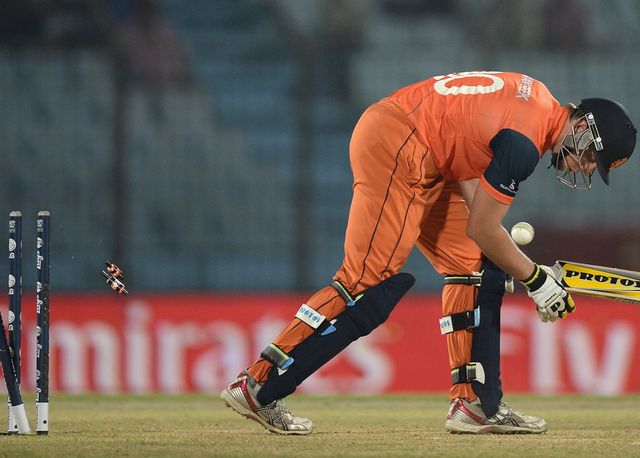Logan van Beek falls to Malinga