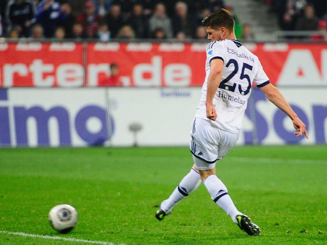 Klaas Jan Huntelaar scores for Schalke