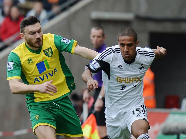 Robert Snodgrass keeps tabs on Wayne Routledge