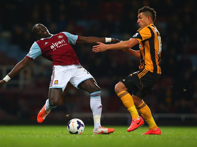 Mohamed Diame and Eldin Jakupovic compete for the ball