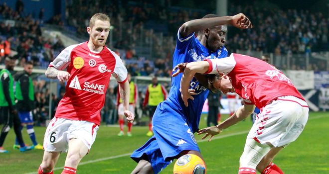 Sambou Yatabare tries to make progress