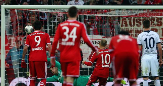 Arjen Robben nets from the penalty spot