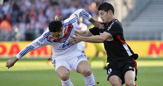 Milan Bisevac battles with James Rodriguez