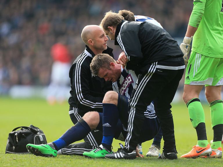 Chris Brunt: Knee injury will keep him out for up to six weeks