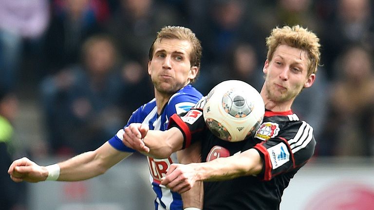 Peter Pekarik can't get ahead of Stefan Kiessling