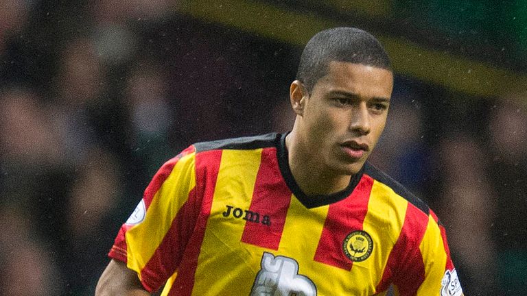 Lyle Taylor: Signs for League One new boys