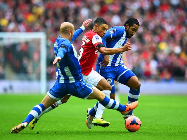 Alex Oxlade-Chamberlain tries to make progress