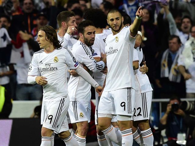 Real Madrid celebrate Benzema's goal
