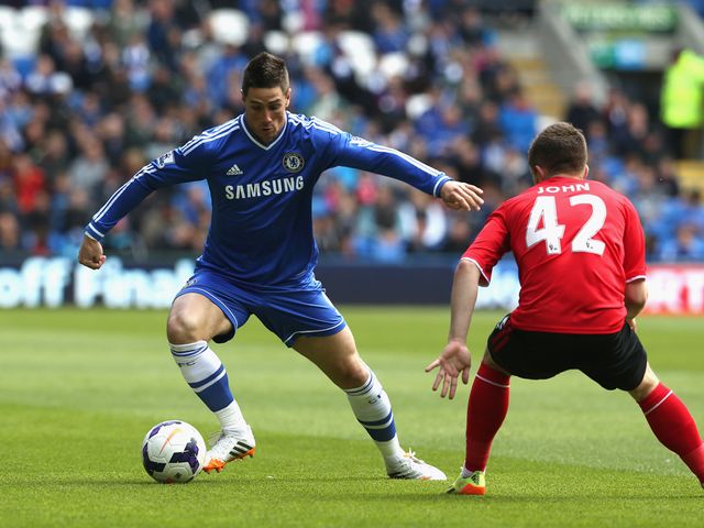 Fernando Torres tries to find space
