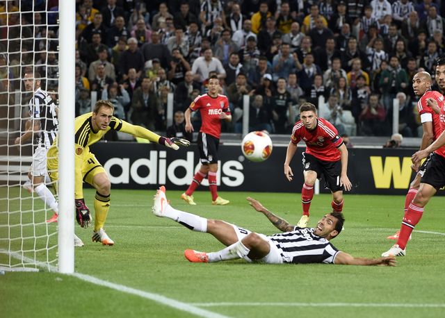 Carlos Tevez misses an opportunity for the Italians