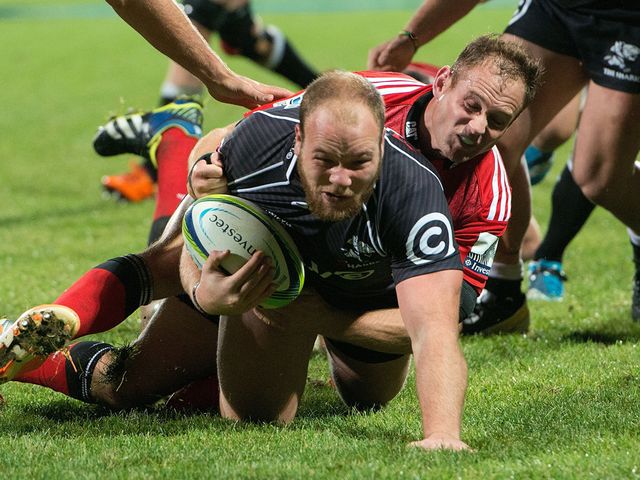 Kyle Cooper scores the winning try for the 14-man Sharks