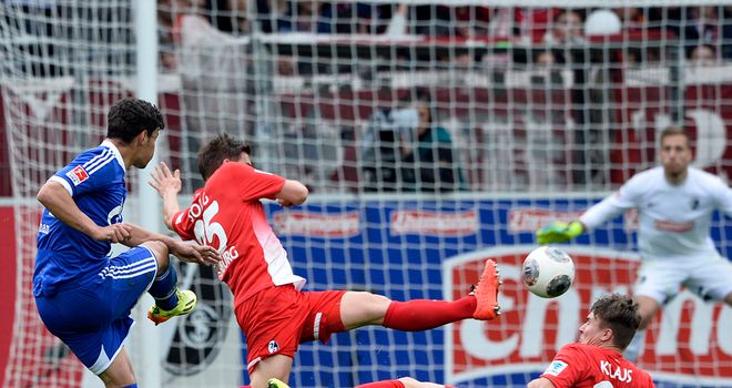 Kaan Ayhan fires home for Schalke
