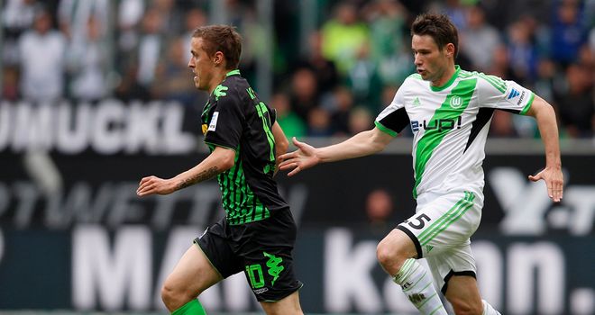 Max Kruse gets away from Christian Traesch