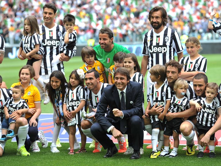 Juventus head coach Antonio Conte and players celebrate
