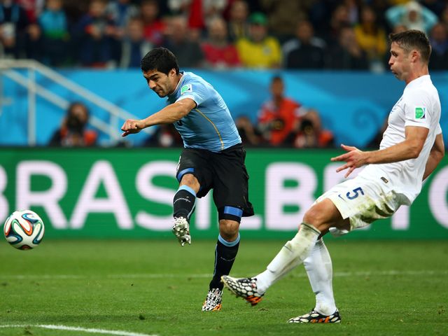 Luis Suarez scores Uruguay's winner