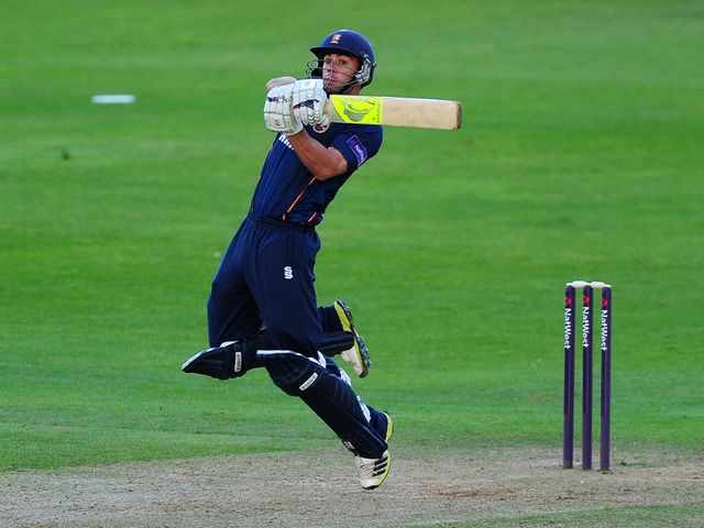 Mark Pettini improvises en route to his 60 not out