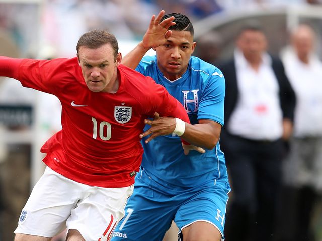 Wayne Rooney holds off Emilio Izaguirre