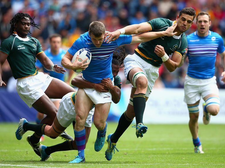 Scotland's Mark Bennett holds off the challenge of Chris Dry