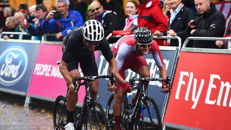 England's Scott Thwaites was narrowly beaten by Jack Bauer in a sprint for silver