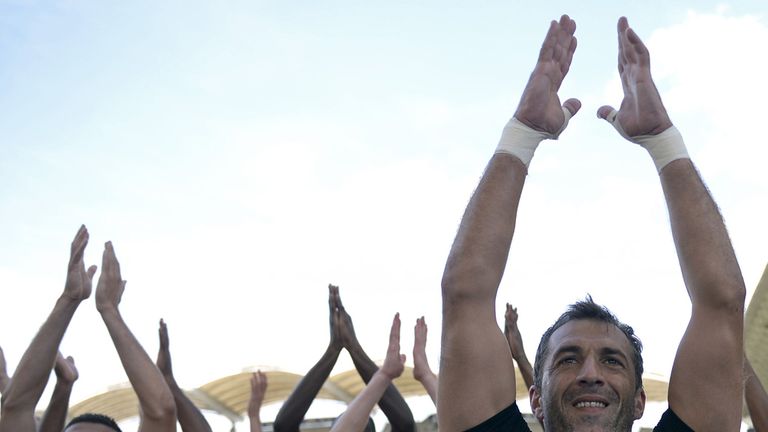 Lens celebrate victory over Lyon