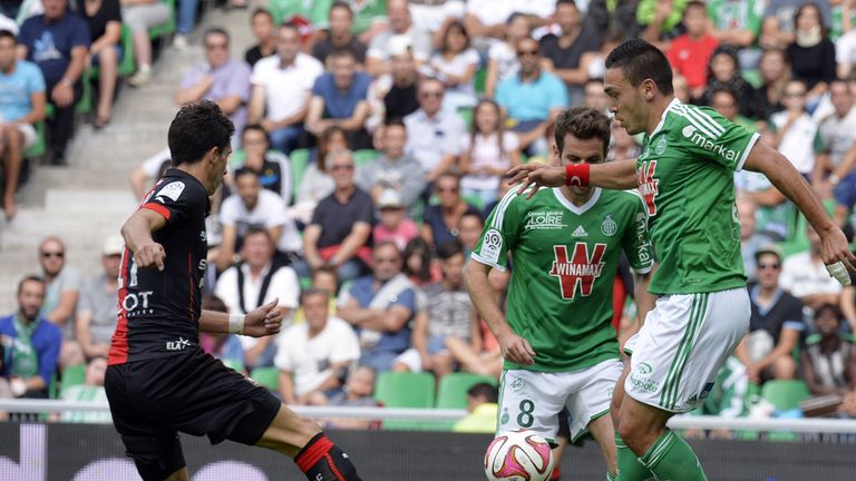 Mevlut Erding vies for the ball with Philipp Hosiner