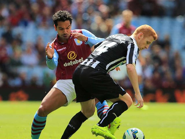 Kieran Richardson and Jack Colback battle for the ball