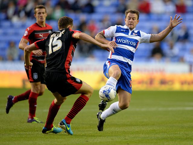 Huddersfield Town's Murray Wallace and Reading's Simon Cox battle for the ball