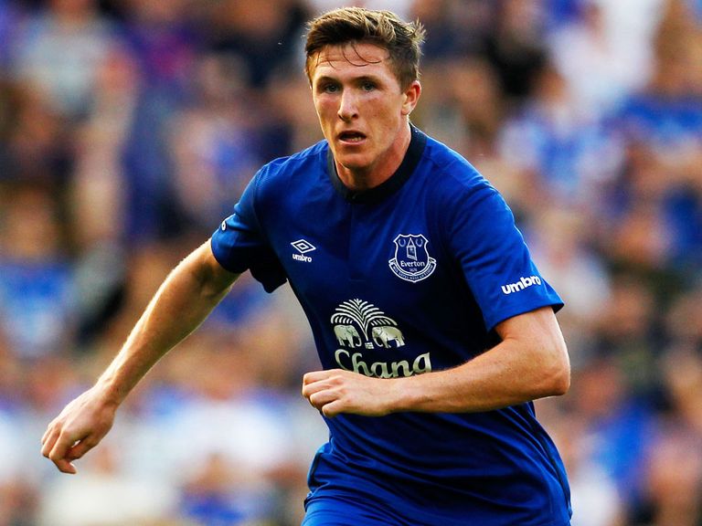 Everton midfielder John Lundstram has joined Blackpool on a season-long loan.
