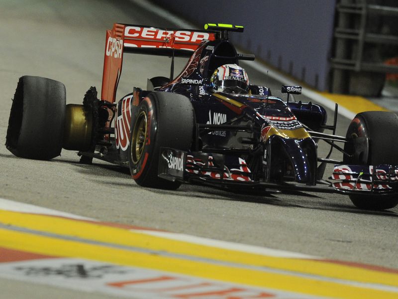 daniil-kvyat-toro-rosso-tyre-failure_3206621.jpg