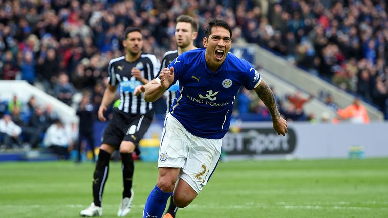 leonardo-ulloa-leicester-city-penalty-pr