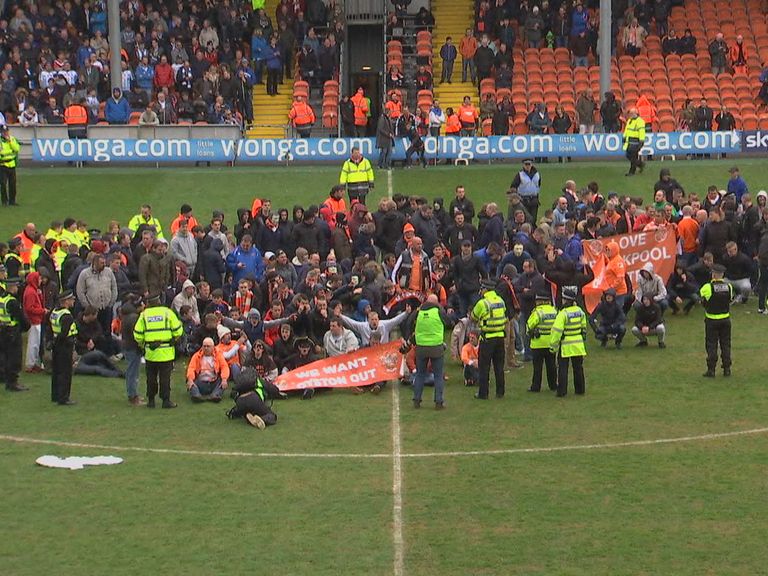 blackpool-fans-protest-si-down_3297998.j