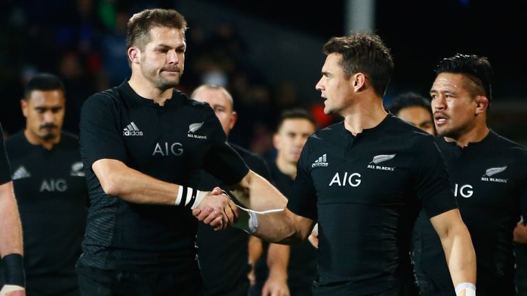 Richie McCaw (L) and Dan Carter (R) of the All Blacks shake hands before the Rugby Championship match against Argentina